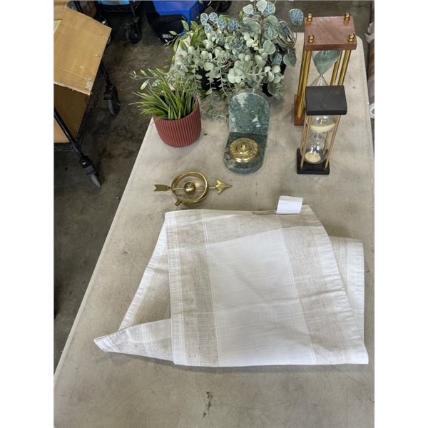 DECOR PIECE AND BOX OF HOUSEWARE DECOR
