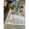 Image 1 : DECOR PIECE AND BOX OF HOUSEWARE DECOR