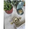 Image 3 : DECOR PIECE AND BOX OF HOUSEWARE DECOR