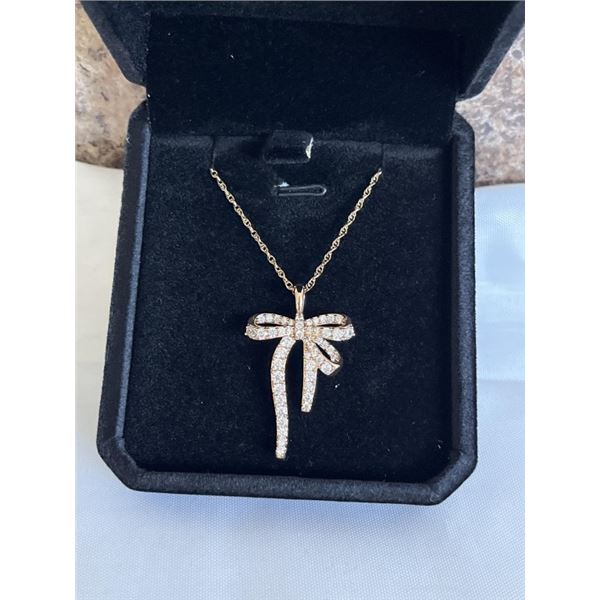 NEW 18K GOLD PLATED 33.0MM SIMULATED DIAMOND (CZ) BOW NECKLACE, CHAIN 18" LONG