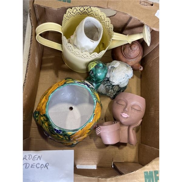 TRAY OF GARDEN DECOR AND VINTAGE KITCHEN ITEMS INCLUDING BAKEWARE