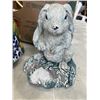 Image 4 : TRAY OF GARDEN DECOR AND VINTAGE KITCHEN ITEMS INCLUDING BAKEWARE