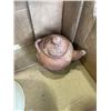 Image 5 : TRAY OF GARDEN DECOR AND VINTAGE KITCHEN ITEMS INCLUDING BAKEWARE