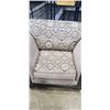 Image 2 : OVERSIZED LIVING CHAIR WITH WOOD ACCENT