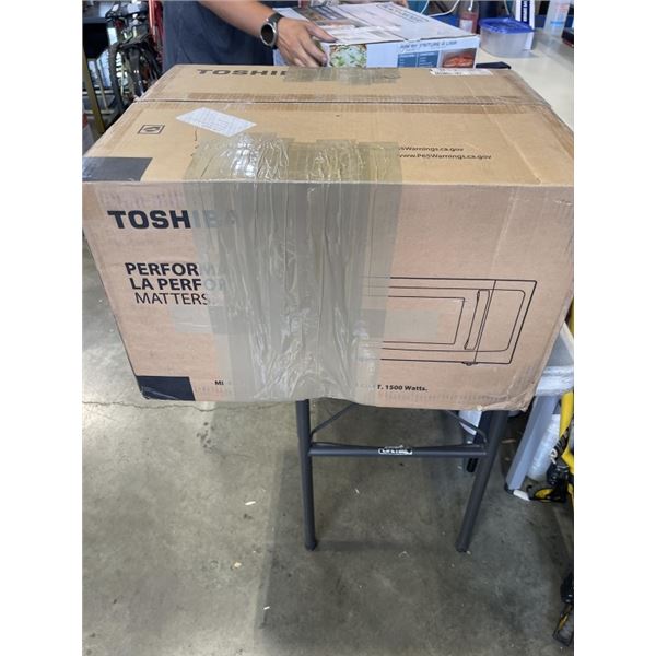 TOSHIBA 1.1 CU FT COUNTERTOP MICROWAVE - TESTED WORKING, RETAIL $179