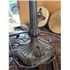 Image 8 : Leaded Glass Table Lamp with Decorative Base