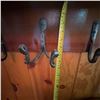 Image 10 : Wall-Mounted Wood Shelf With 6 Forged Metal Coat Hooks