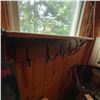 Image 6 : Wall-Mounted Wood Shelf With 6 Forged Metal Coat Hooks