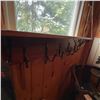 Image 7 : Wall-Mounted Wood Shelf With 6 Forged Metal Coat Hooks