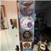 Image 5 : Decorative Wall Art and Plate Collection, 4 Pieces With Stand