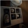 Image 5 : Lot: Patrician Candles, Porcelain Sake Set, Utensils, Linens