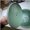 Image 5 : Findlay Ware Iron Enamel Canada Coat of Arms Covered Casserole