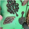 Image 1 : 3 Vintage Cast Iron Trivets