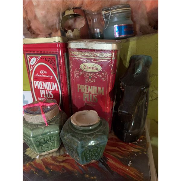 Christie Premium Plus Tins and Decorative Horse Head