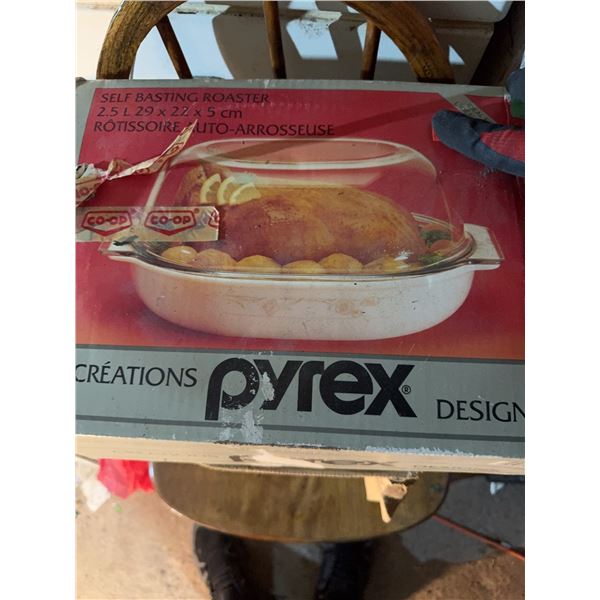 Pyrex Self Basting Roaster with Lid, 25 x 29 x 7.5 cm
