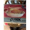 Image 1 : Pyrex Self Basting Roaster with Lid, 25 x 29 x 7.5 cm