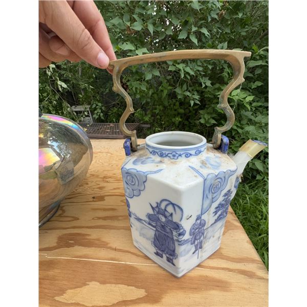 Porcelain Tortoiseshell Siam Teapot with Wood Handle