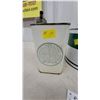 Image 4 : Castrol Wakefield Outboard Gear Oil Imperial Pint Can and Quaker State 5-Pound Grease Can