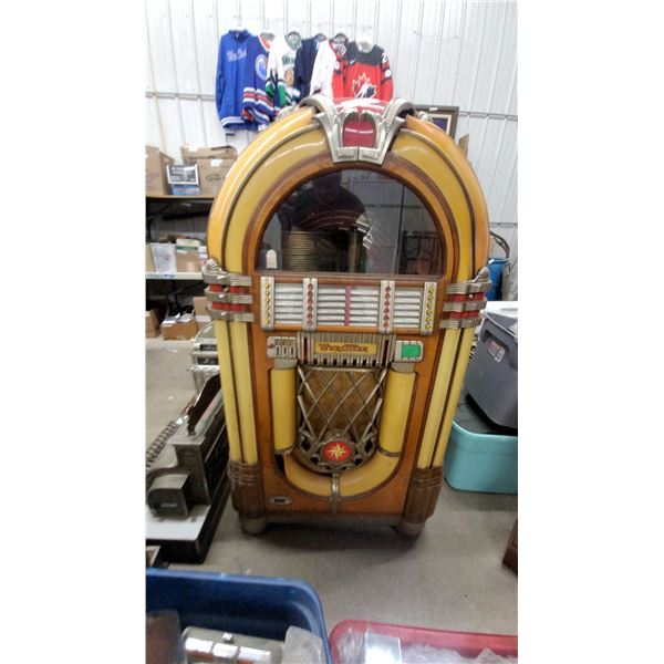 Wurlitzer 1080” Colonial" Jukebox, 1947, with Arched Glass Window and Starburst Speaker Grille