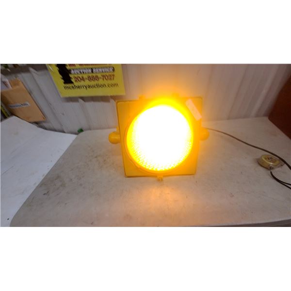 Single-Section Yellow LED Traffic Signal Beacon Warning Light, Cast Aluminum, Pole Mount Working
