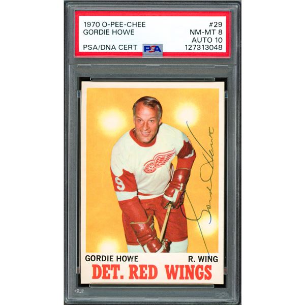 1970 OPC GORDIE HOWE SIGNED TRADING CARD - PSA ENCAPSULATED 8 /10