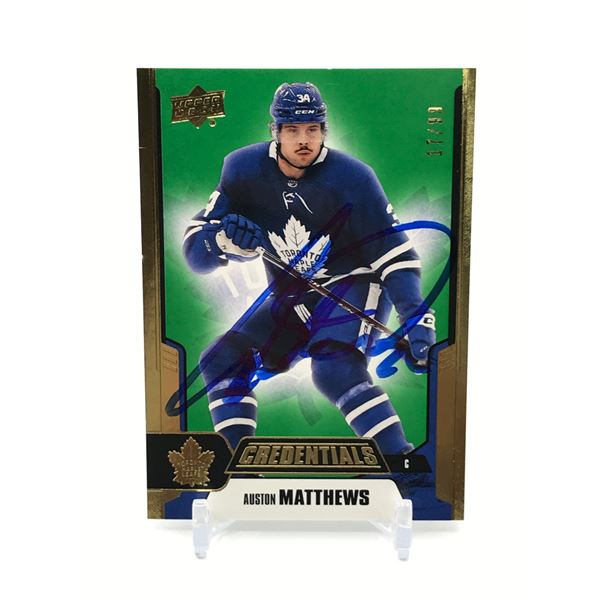 AUSTON MATTHEWS SIGNED UPPER DECK CREDENTIALS GREEN TRADING CARD 17/99