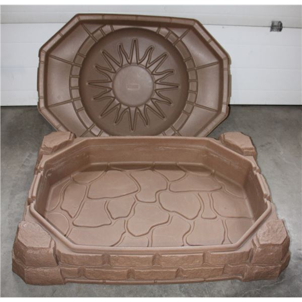 STEP TWO SAND BOX WITH LID