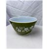 Image 2 : Set of Three Vintage Pyrex Mixing Bowls