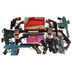 Plasticville toy guns, large lot of double holsters w/pistols, Zoomerang gun in box, Wagon Train, NB