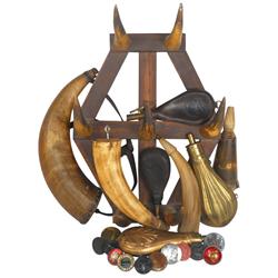 Western powder horns, horn rack & rosettes, 8 powder horns (2 metal, 2 leather & 4 wood), 12 rosette