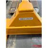 Image 4 : L1 - Uline H-1781 Low Profile/4 Way Pallet Truck - Good working condition