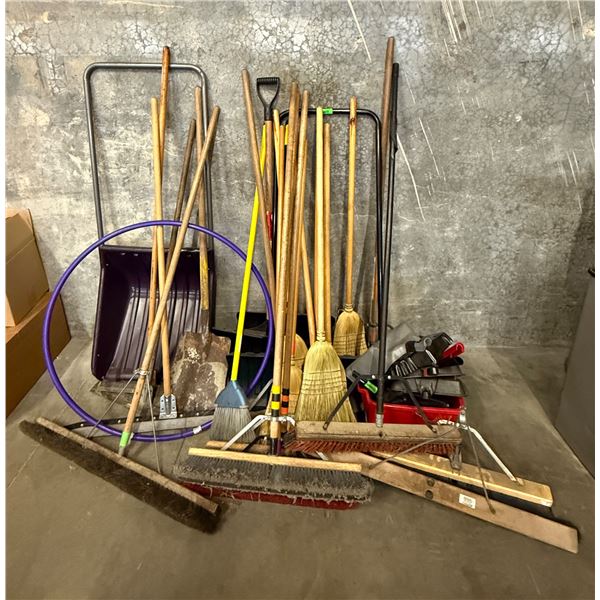 L1 - Assortment of Maintenance, Cleaning & Garden Tools