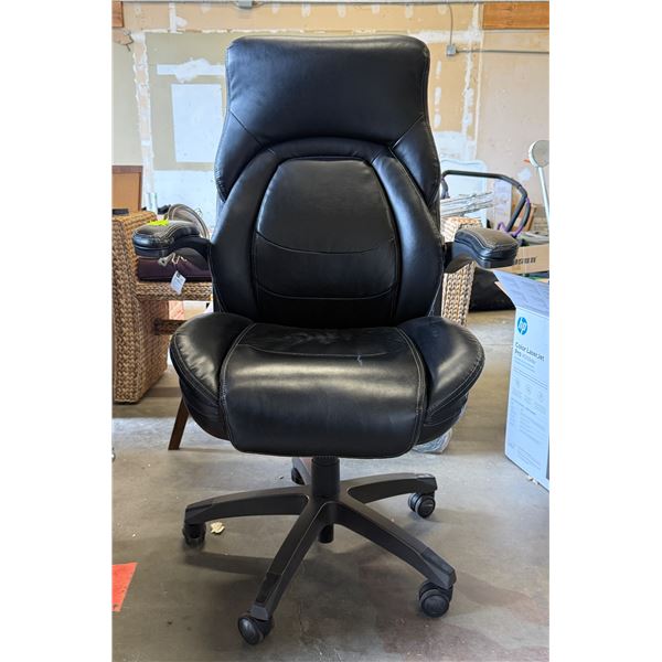 L1 - La-Z-Boy Manager Chair - Minor wear
