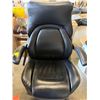 Image 2 : L1 - La-Z-Boy Manager Chair - Minor wear