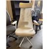 Image 2 : L1 - Group of 3 Ergonomic Office Chairs