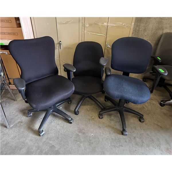 L1 - Group of 3 Ergonomic Desk Chairs