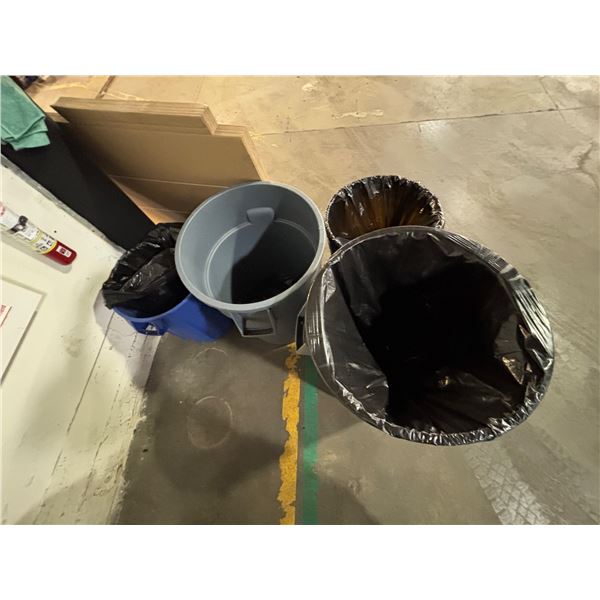 L3 - Group of 4 Assorted Industrial Garbage Bins