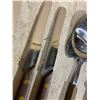 Image 5 : Assortment Of 14 Knives & 1 Cheese Cutter