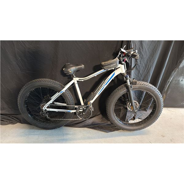 TAURUS 7 SPEED WHITE ELECTRIC BICYCLE *NO BATTERY, NO CHARGER*