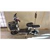 Image 1 : DAY LUCKY CITY BIKE 1 SPEED WHITE ELECTRIC SCOOTER *NO KEY, NO CHARGER*