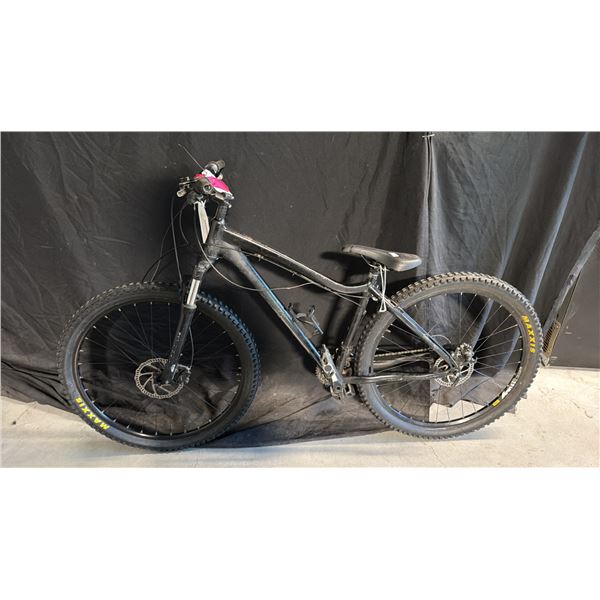 BLACK 16-SPEED MOUNTAIN BICYCLE