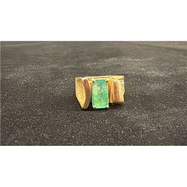 APPROX 14K LADIES RING SET WITH EMERALD AND DIAMONDS (10.5G)