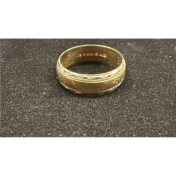 APPROX 10K MENS WEDDING RING (4.2G)