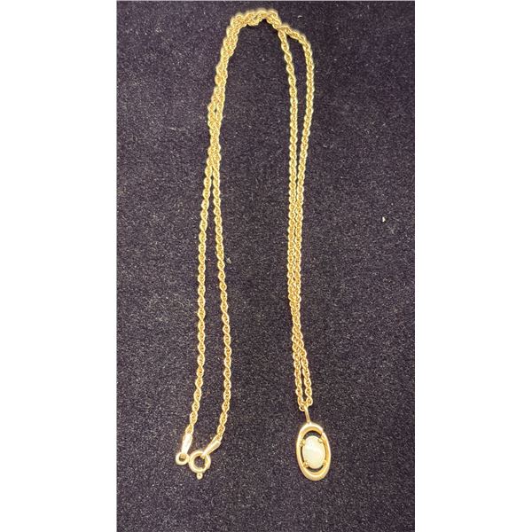 APPROX 10K CHAIN (18") WITH APPROX 10K PENDANT SET WITH OPAL (2.2G)