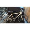 Image 1 : DEVINCI ST-TROPEZ WHITE 24 SPEED ROAD BICYCLE