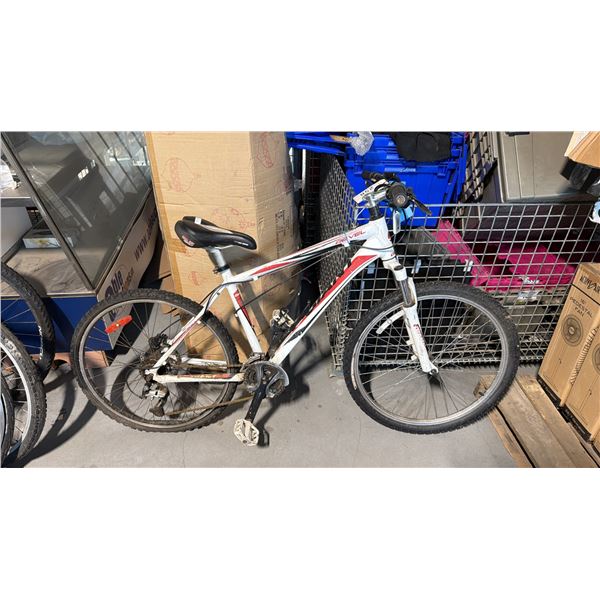 GIANT REVEL 24 SPEED FRONT SUSPENSION WHITE AND RED MOUNTAIN BICYCLE