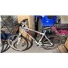 Image 2 : GIANT REVEL 24 SPEED FRONT SUSPENSION WHITE AND RED MOUNTAIN BICYCLE