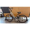Image 1 : TREK SHIFT 2 COMFORT HYBRID 21-SPEED FRONT-SUSPENSION BICYCLE