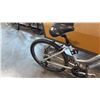 Image 3 : TREK SHIFT 2 COMFORT HYBRID 21-SPEED FRONT-SUSPENSION BICYCLE