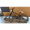 Image 1 : GREEN DEVINCI DISTRICT 2 DEDICATED FRONT-SUSPENSION HARDTAIL MOUNTAIN BIKE